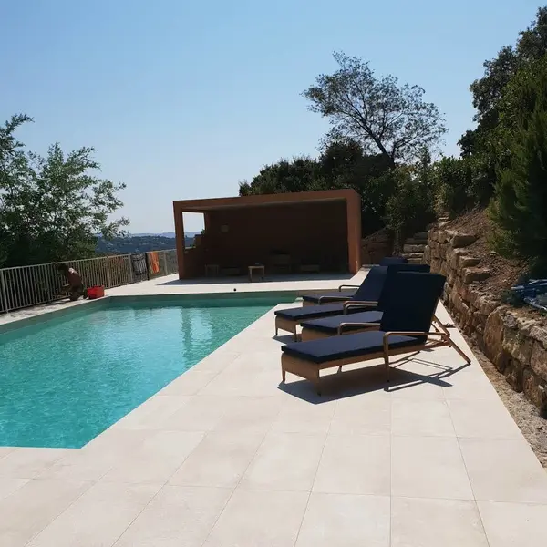 Agence M Com Marseille STB Roque Var Cavalaire Macon Renovation Terrassement Piscine Transat